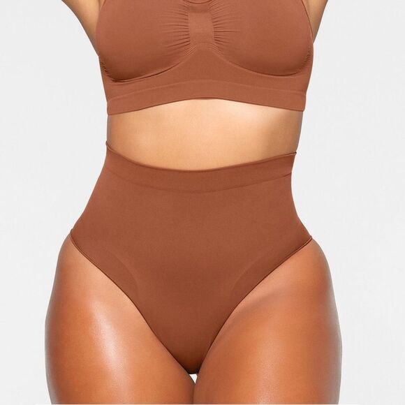 SKIMS SEAMLESS SCULPT MID WAIST BRIEF Bronze XS NWT in packaging - Picture 1 of 9